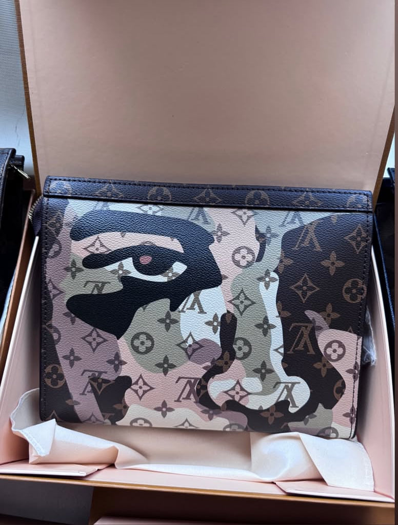 Louis Vuitton Pochette Voyage face portrait