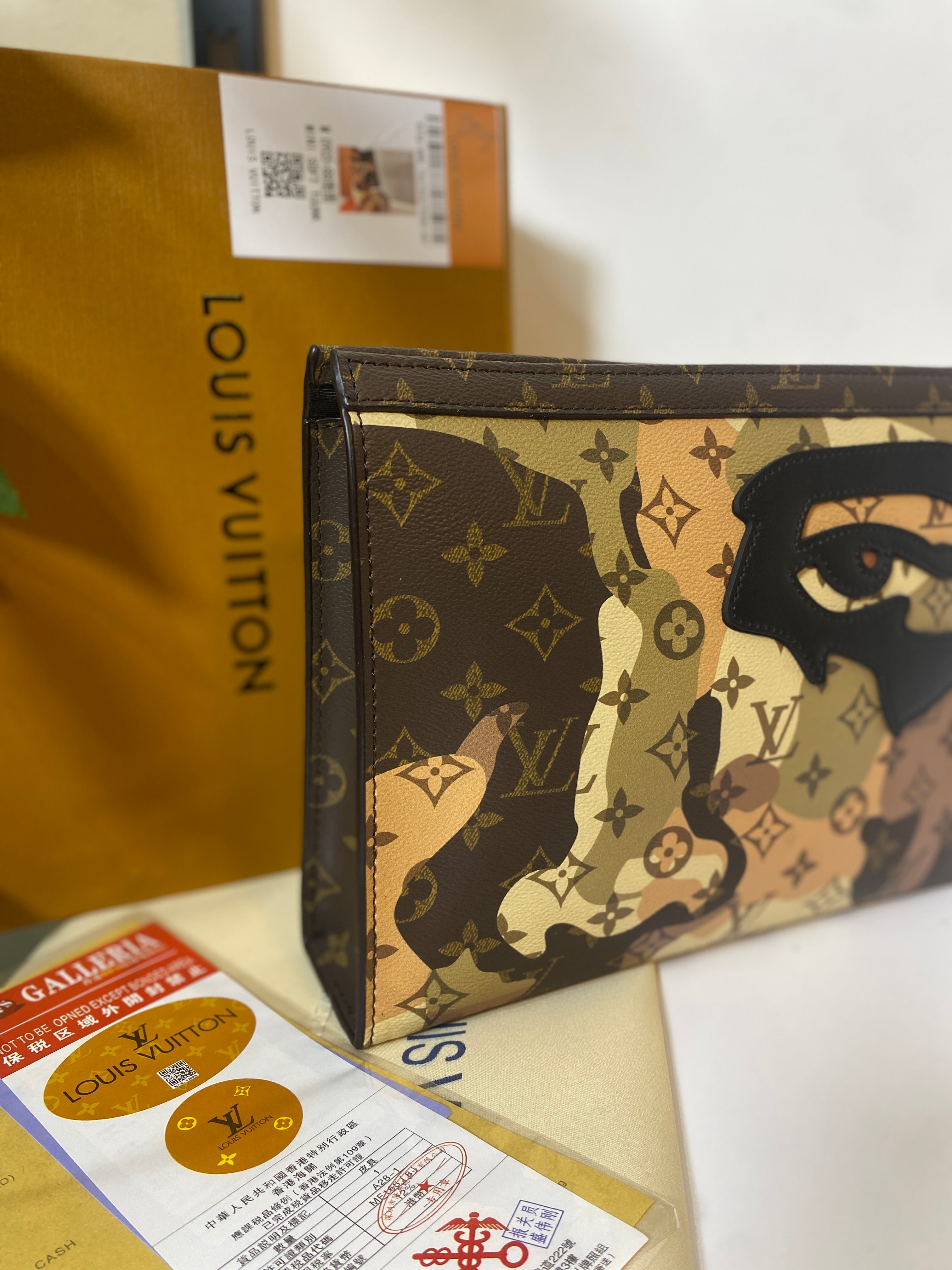 Louis Vuitton Pochette Voyage face portrait