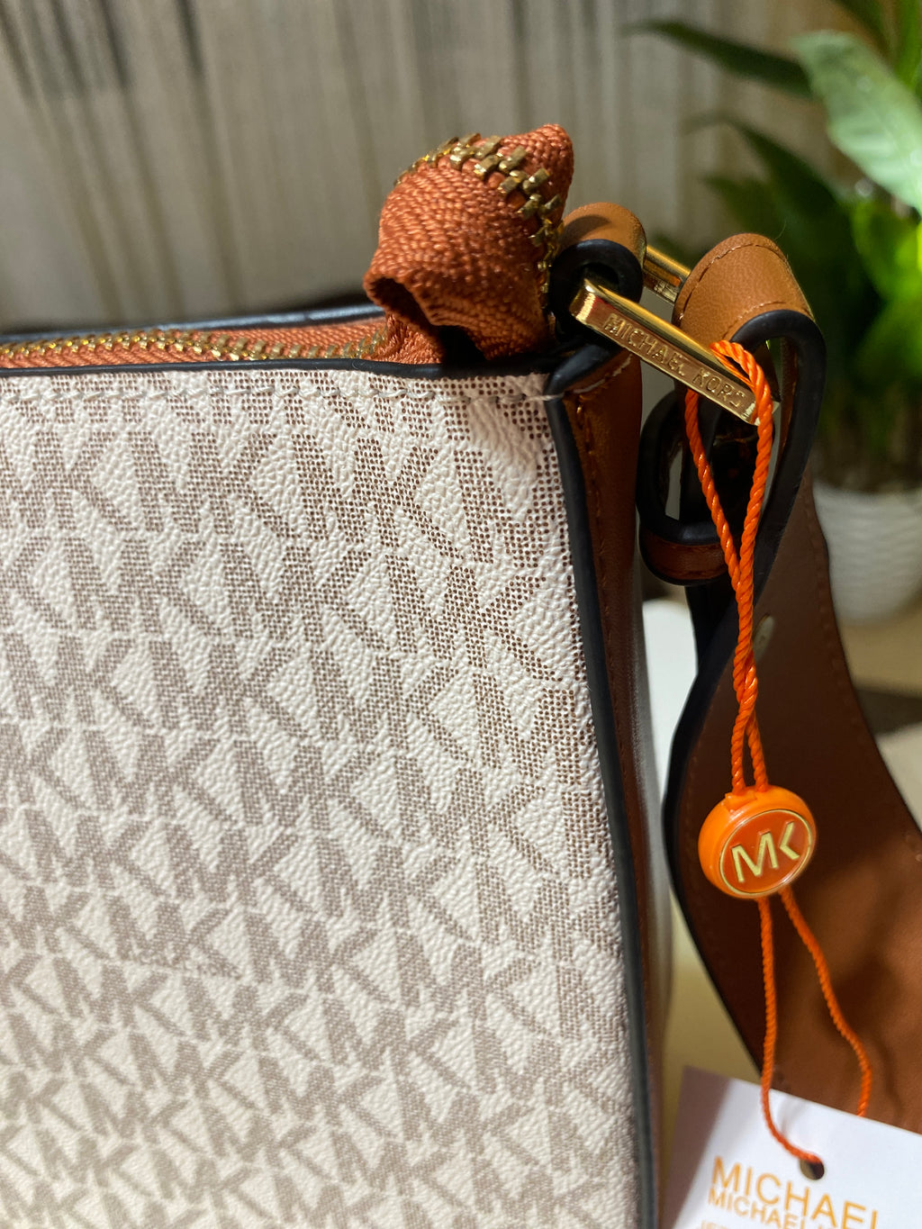 Michael Kors Jet Set Charm Medium Camera Bag