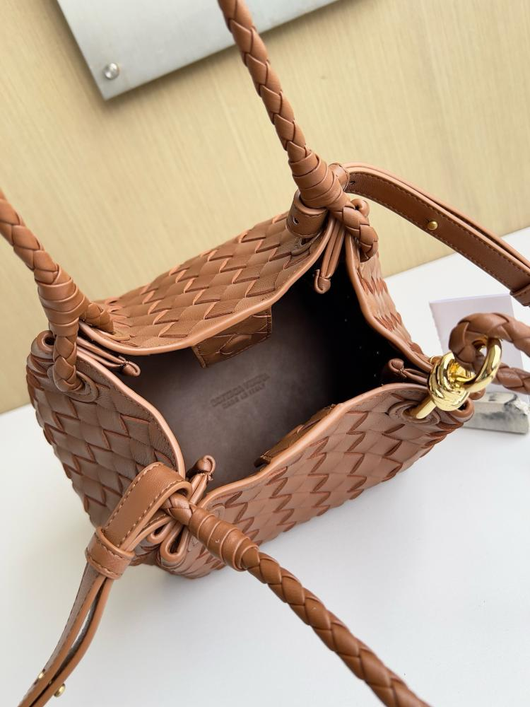 Bottega Veneta Small parachute women&#39;s leather bag