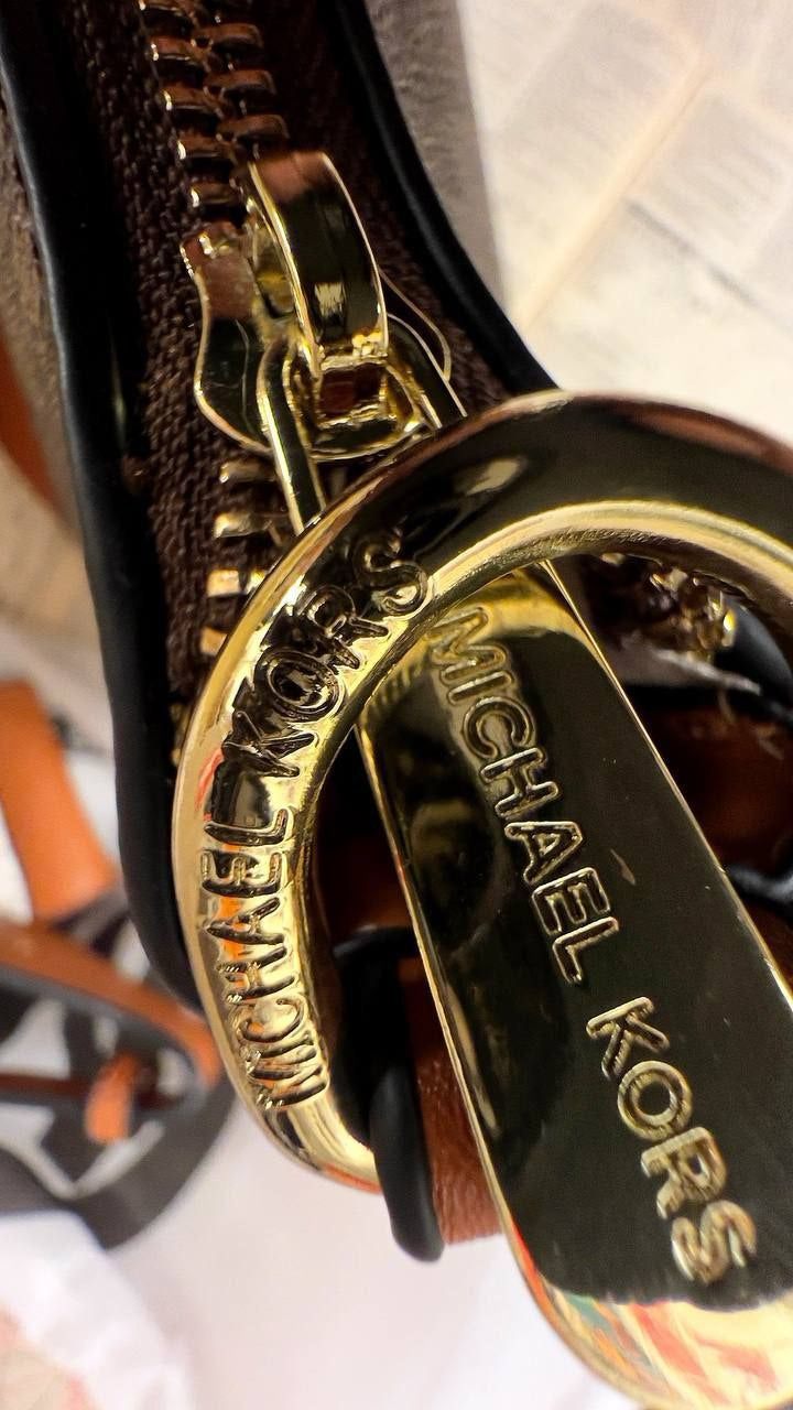 Michael Kors Jet Set Charm Medium Camera Bag