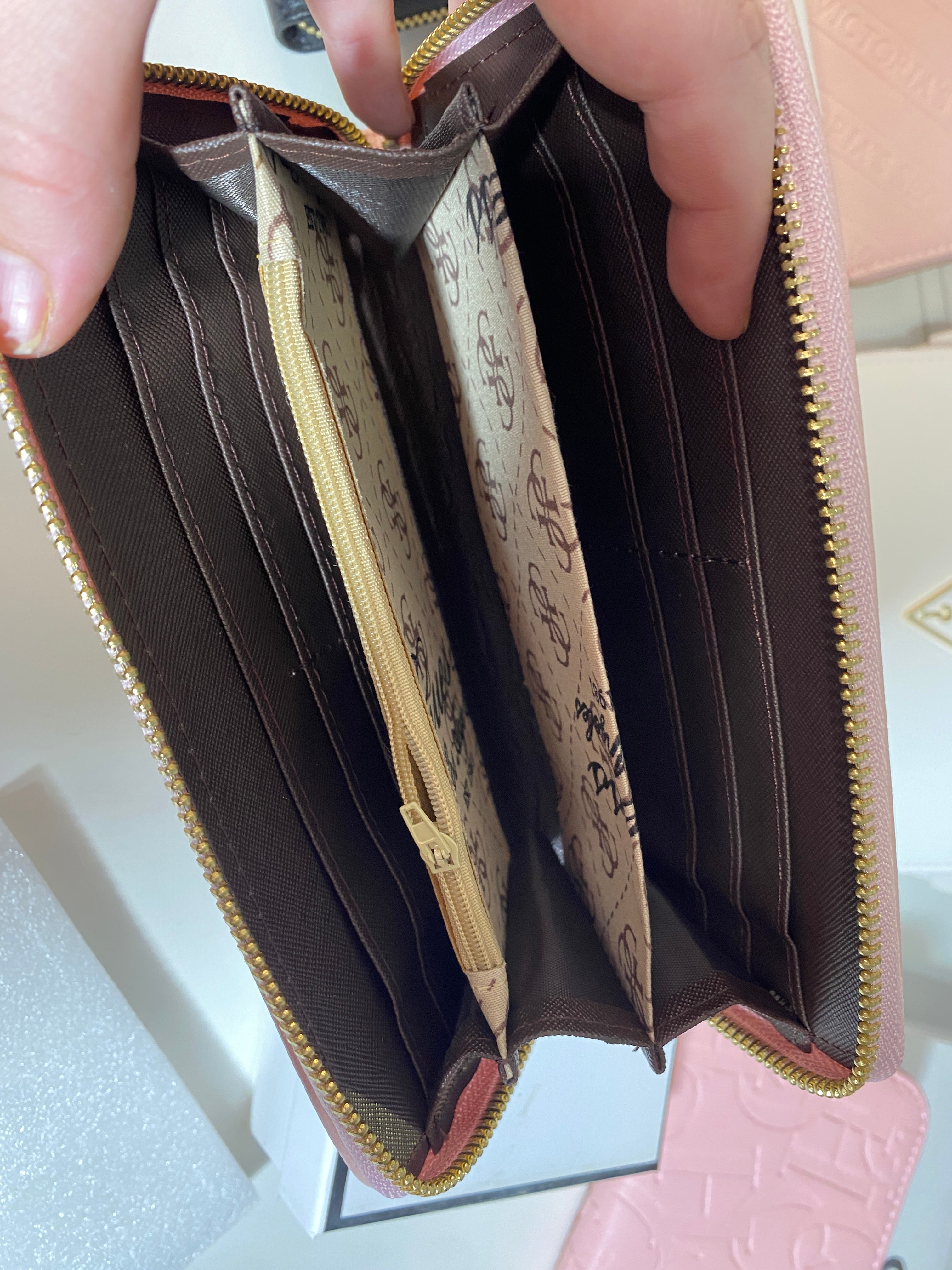 GUESS wallet